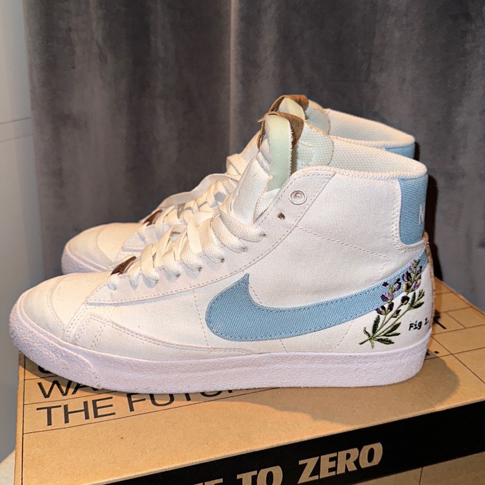 Women’s Nike Blazer Mid ‘77 SE Size 9 Pre-owned worn twice